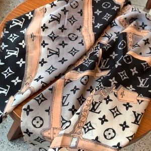 chain print with classic pattern scarf